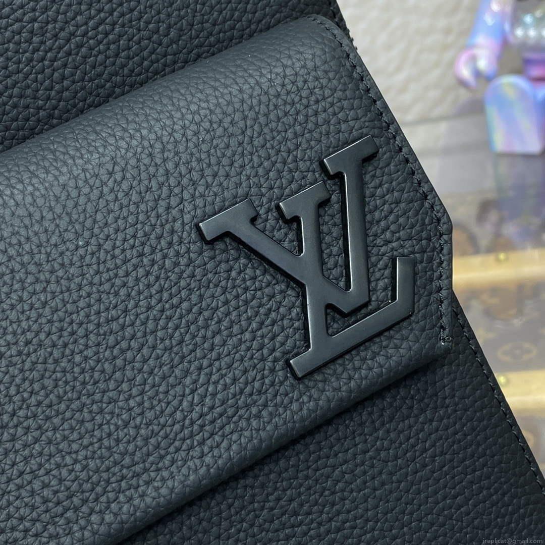 LV M23736 Louis Vuitton Pilot Slingbag Black
