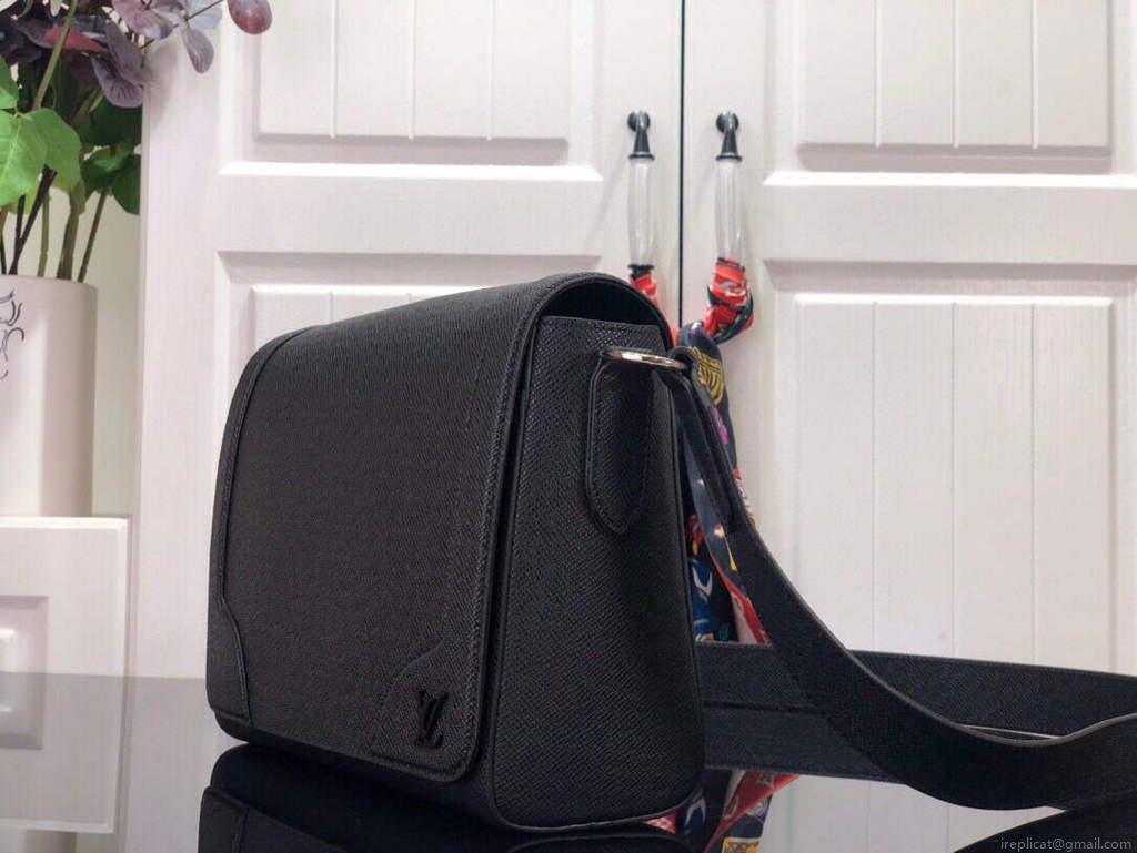 LV M30807 Louis Vuitton New Flap Messenger Black