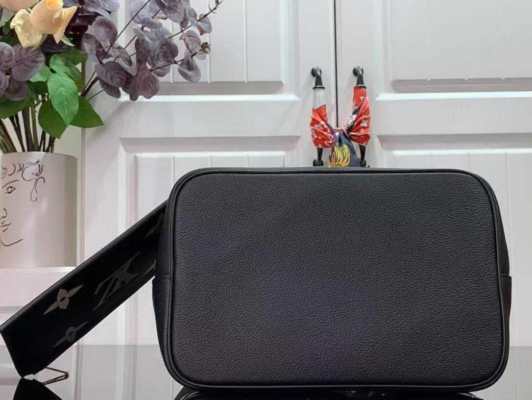 LV M44022 Louis Vuitton M45497 NÉONOÉ Shoulder Bag Black