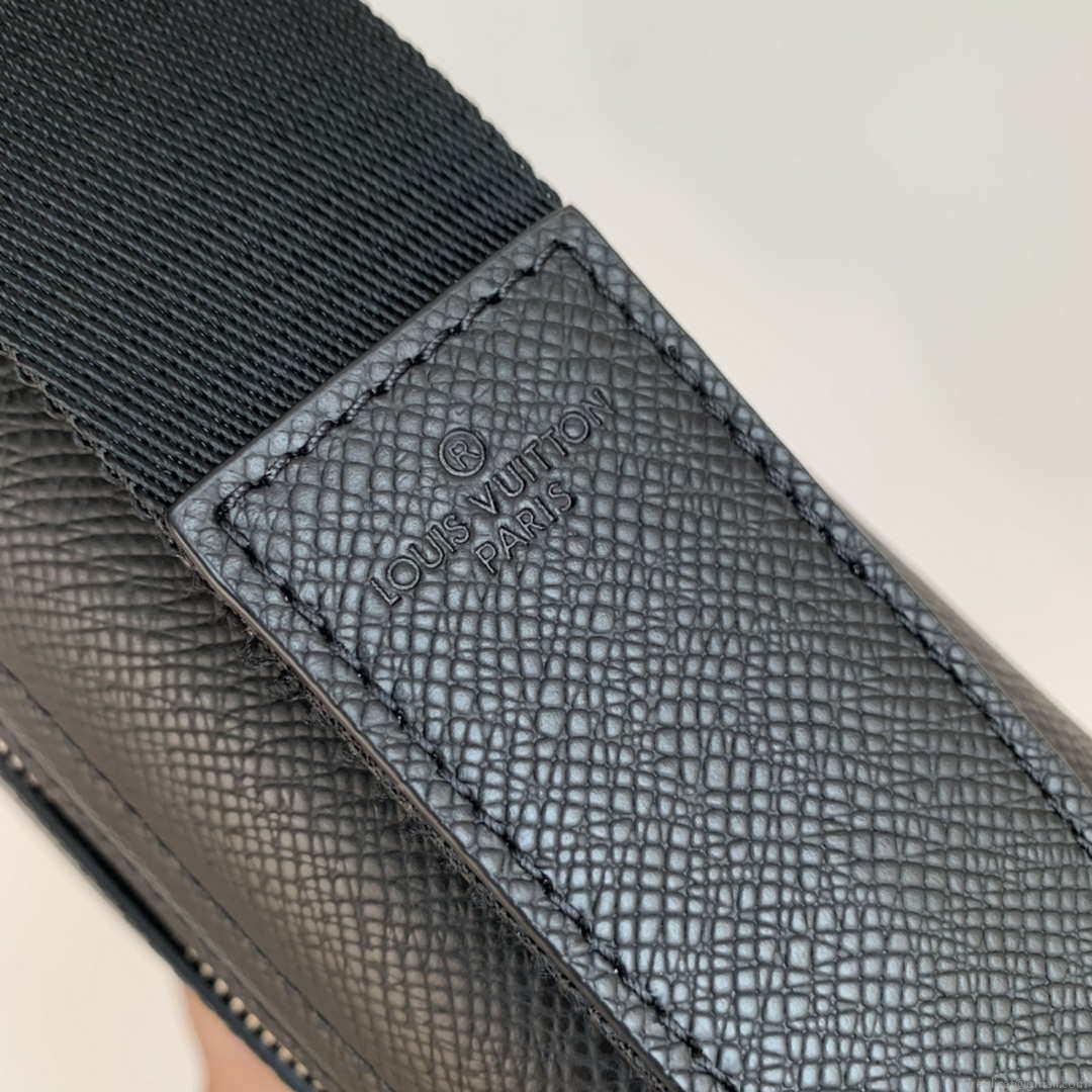 Louis Vuitton M30850 District PM Taiga infini Black