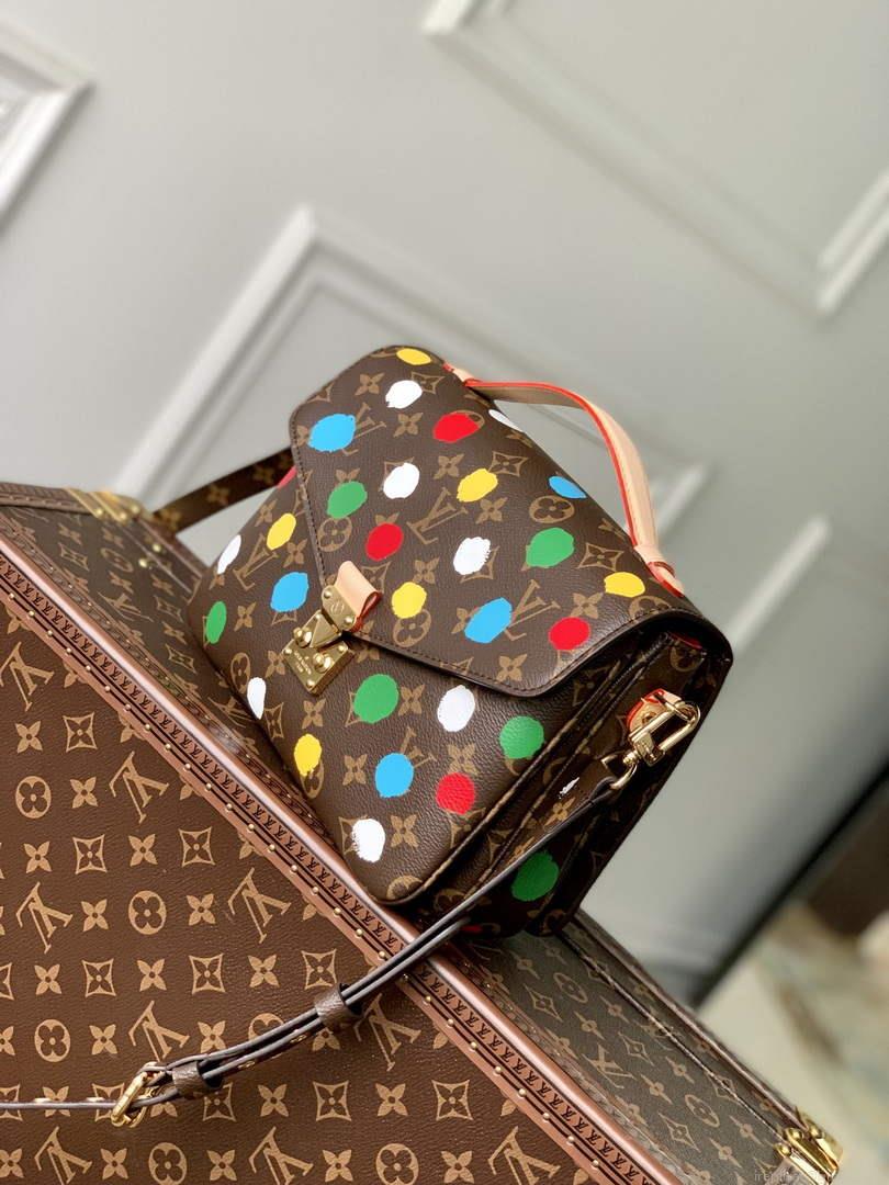 LV M46384 Louis Vuitton LV X YK POCHETTE MÉTIS Monogram