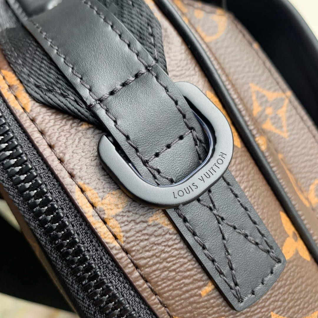 LV M46973 Louis Vuitton Quest Messenger Bag