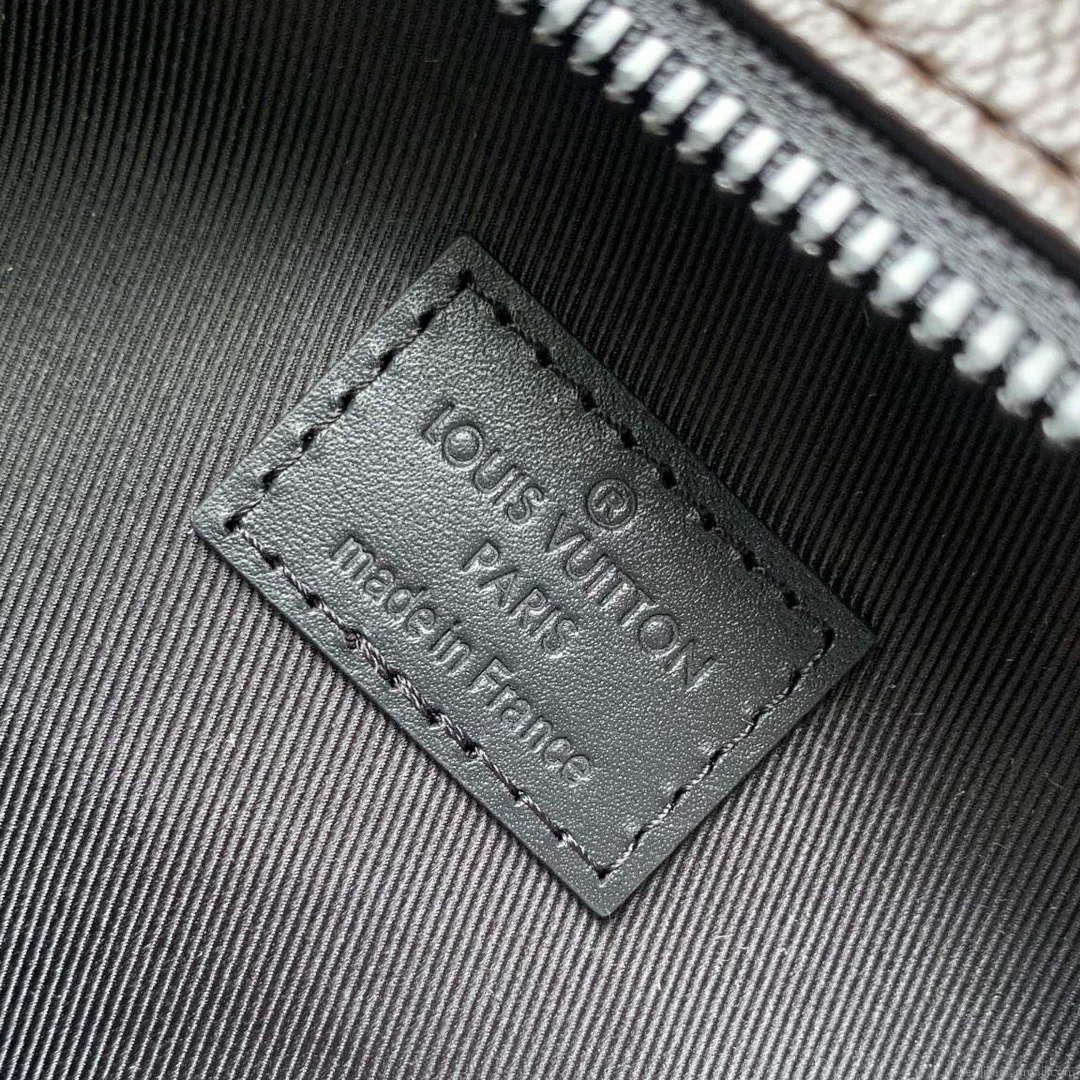 LV M46973 Louis Vuitton Quest Messenger Bag