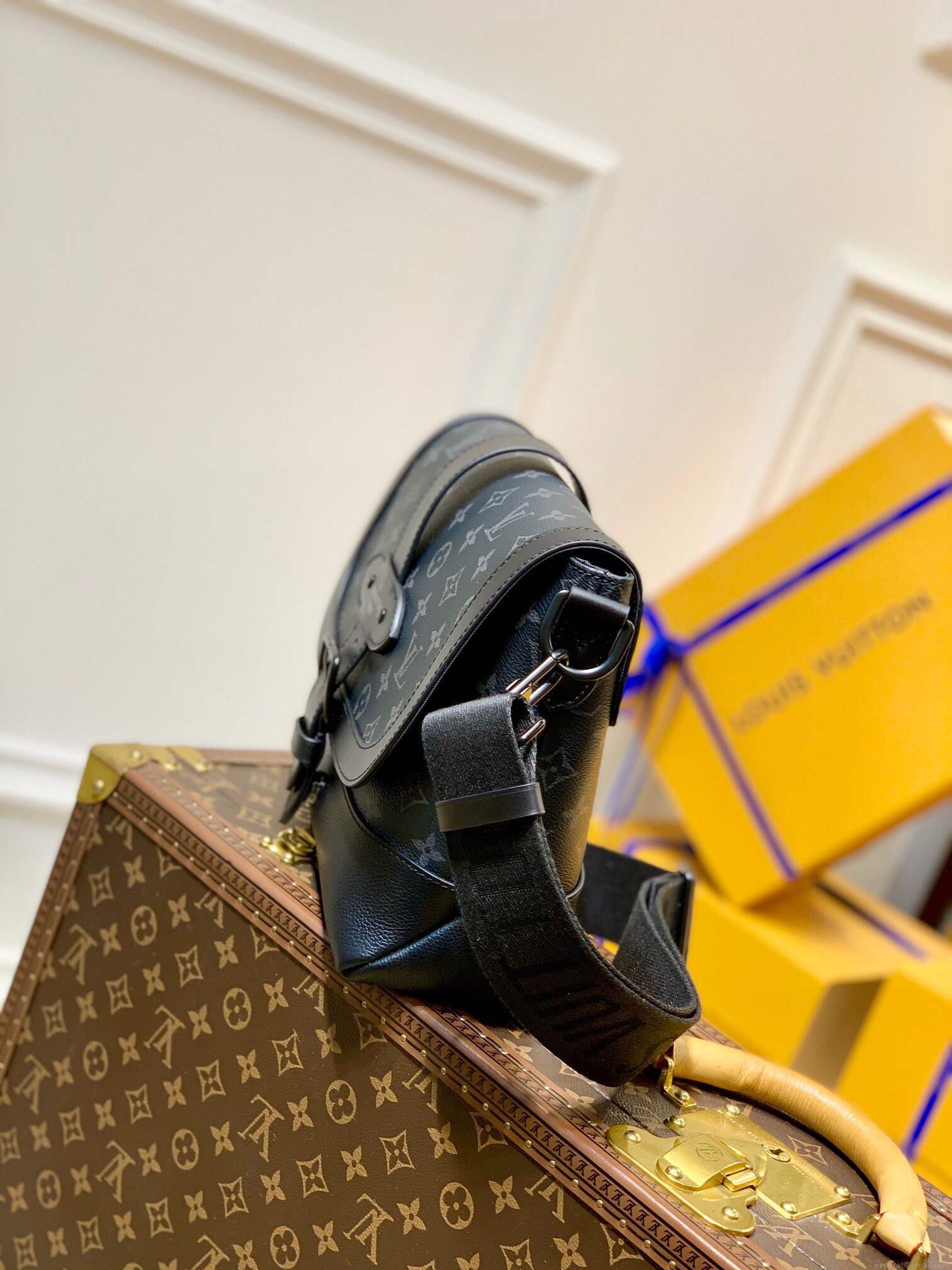 LV M45911 Louis Vuitton Saumur Messenger Black