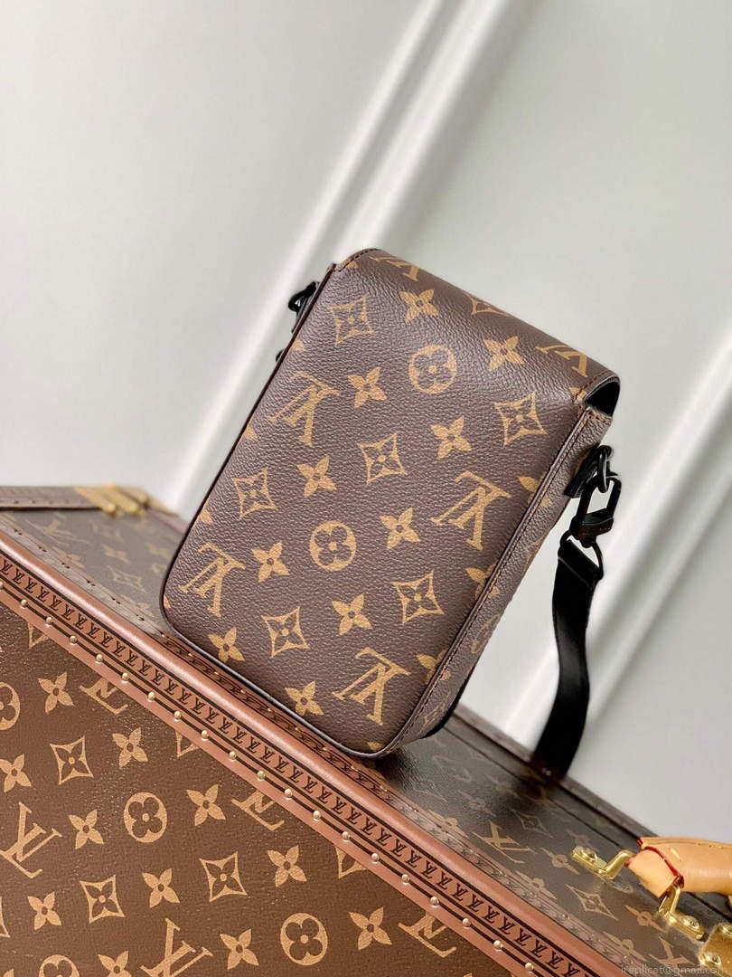 LV M81522 Louis Vuitton S-LOCK Vertical Wearable Wallet black