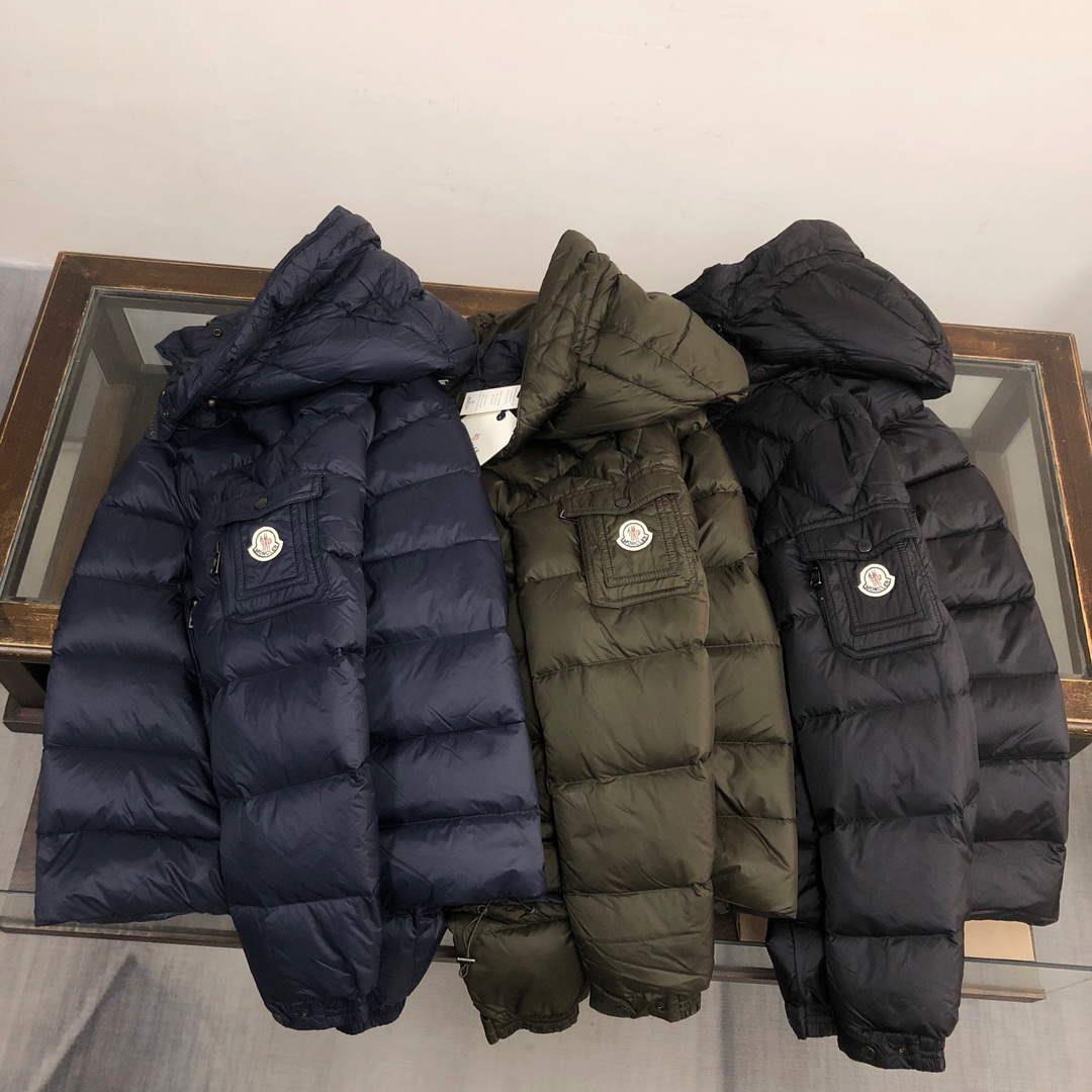 Moncler Short Classic Down Jacket M68740