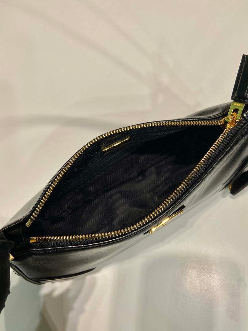 Prada 1BC201 Re-Edition 2002 small leather shoulder bag Black