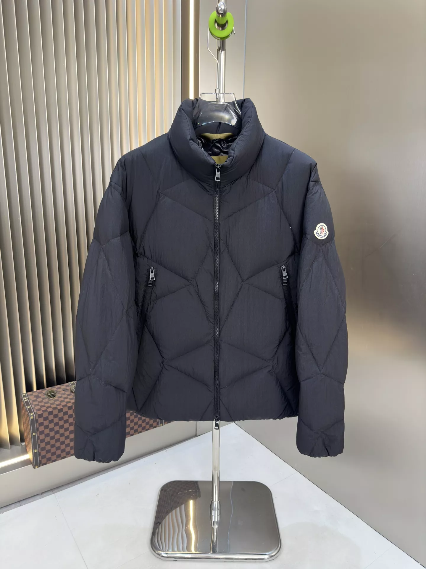 Moncler Replica Mens Down Feather Coat Long Sleeved For Men 659607