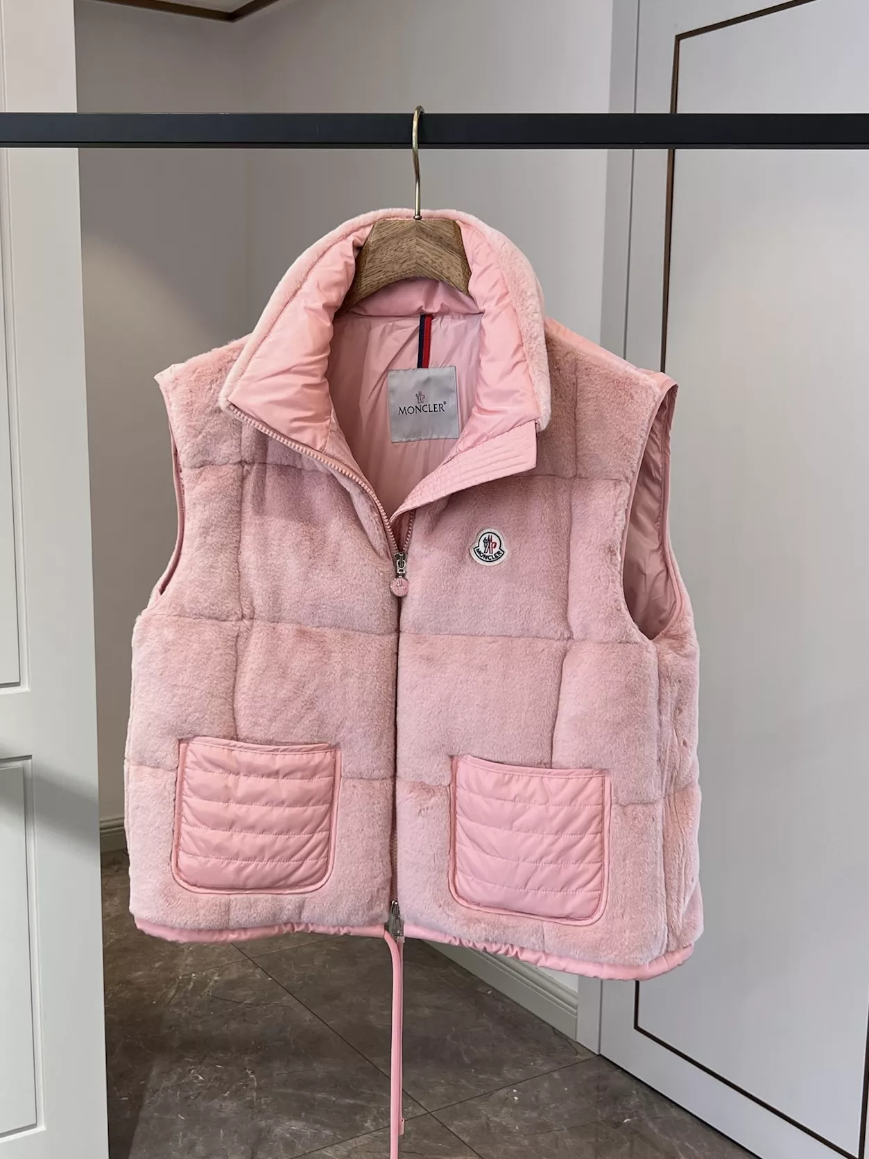 wholesale woman clothing Moncler Down Feather Coat Sleeveless 1359582
