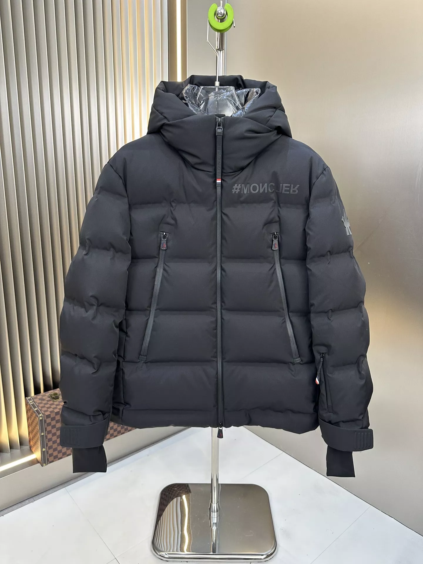 Replica Clothing Man Moncler Down Feather Coat Long Sleeved 61468