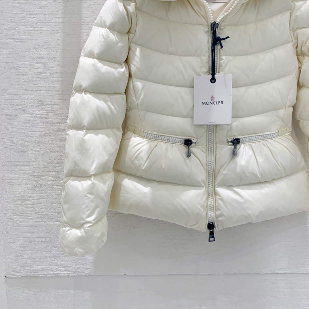 Moncler G20911A Women’s Short Down White 88630