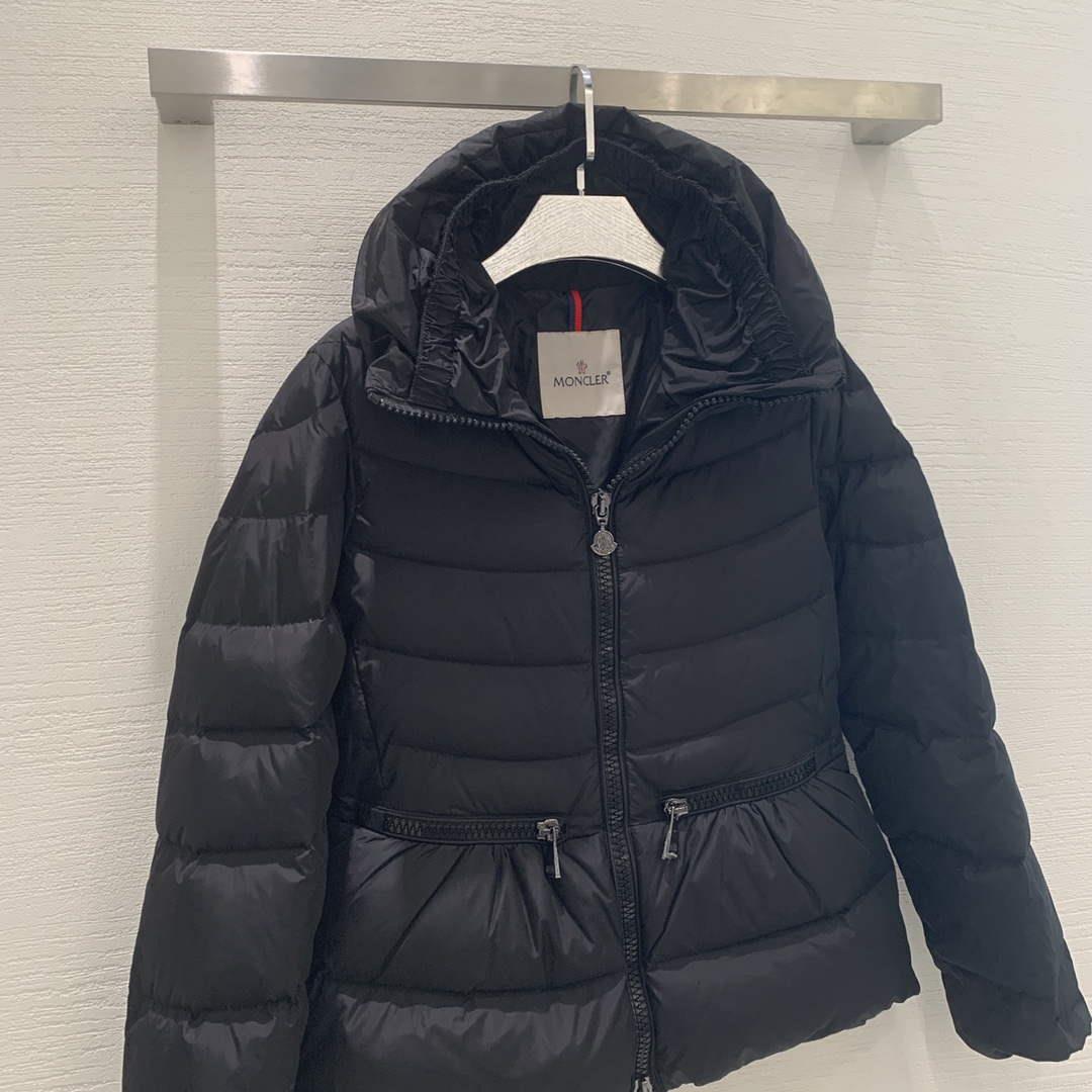 Moncler G20911A Women’s Short Down Black 88631