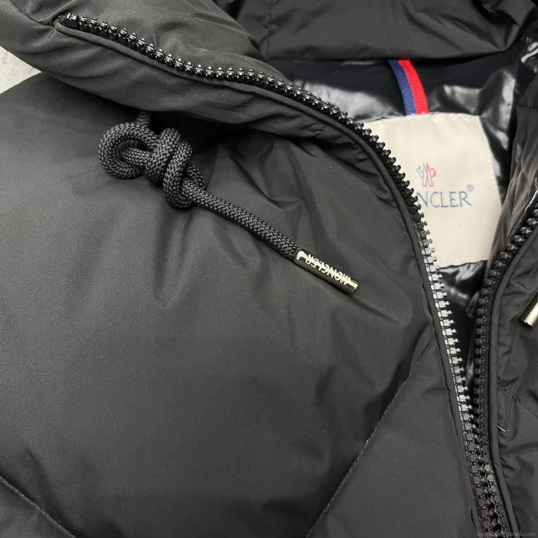 Moncler H20931A Women’s Estom Short Down Jacket Black 88641