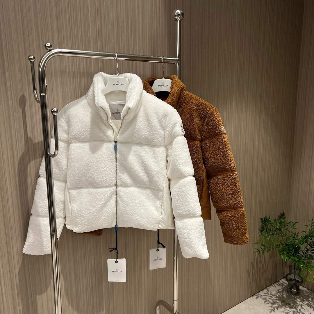 Moncler Women’s Fashion Clothing Short Down Coat M68728