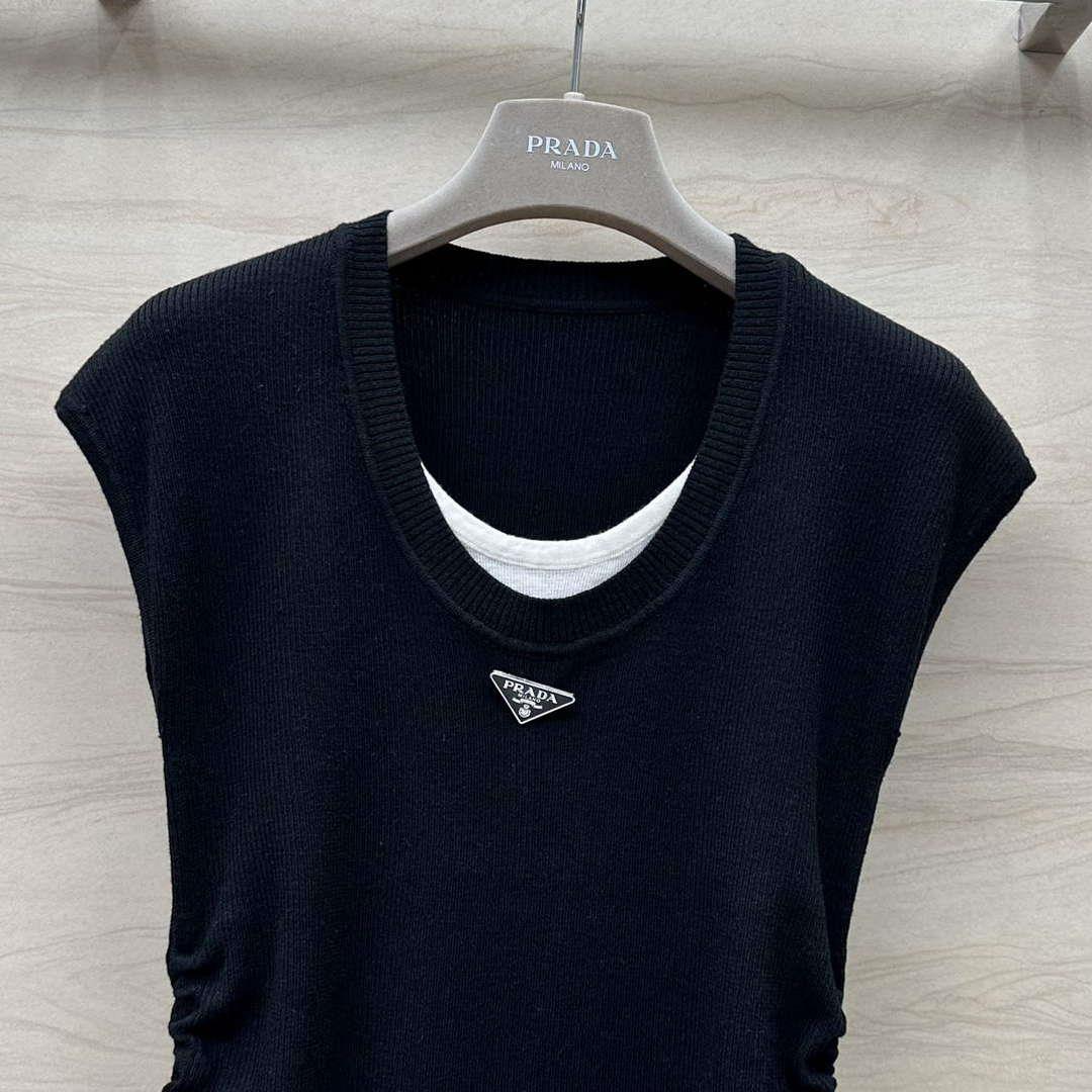 Prada Women’s T-shirt Fashion Clothing P89213